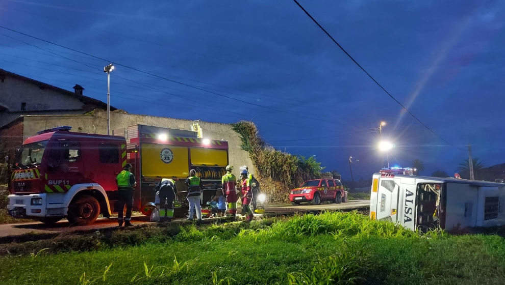 Vuelca un autobús escolar en Gama