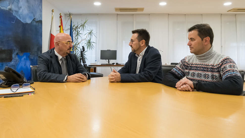 El consejero de Salud, César Pascual, se reúne con el alcalde de Colindres, Javier Incera