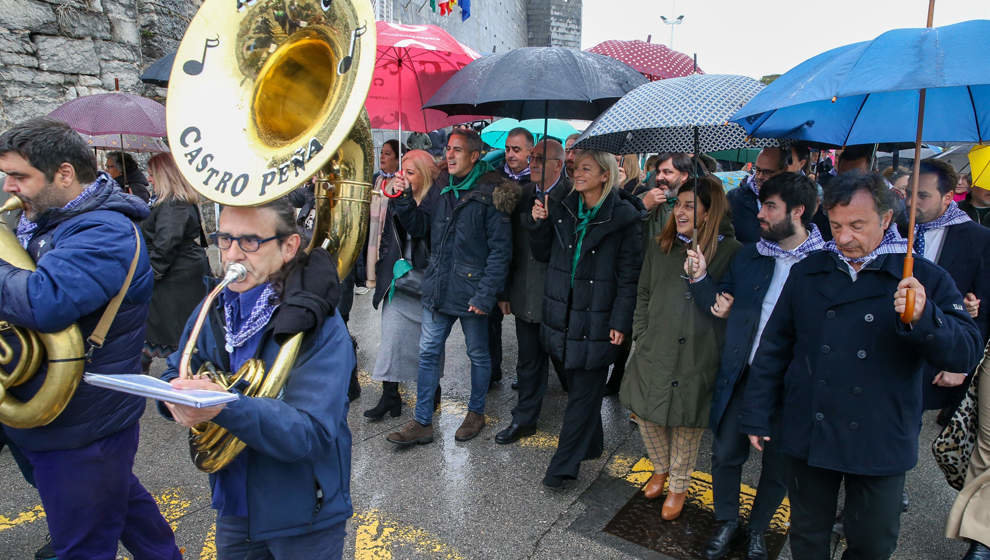 Procesión de San Andrés en Castro Urdiales, en la que han participado diversas autoridades regionales y locales