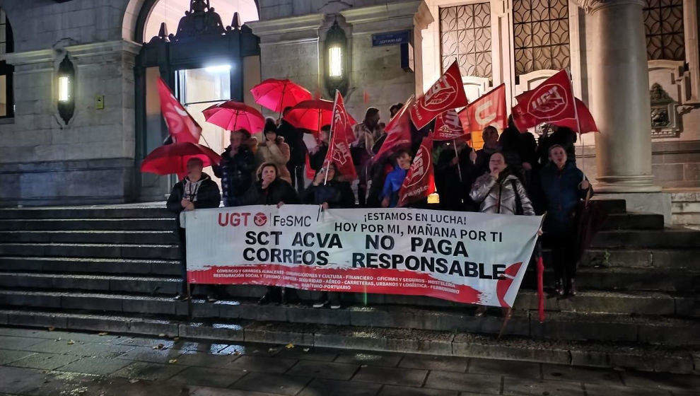 Concentración en Santander de la plantilla del servicio de limpieza de Correos