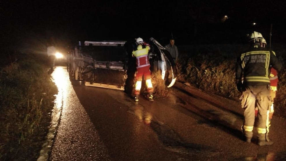 Vehículo accidentado en Villacarriedo