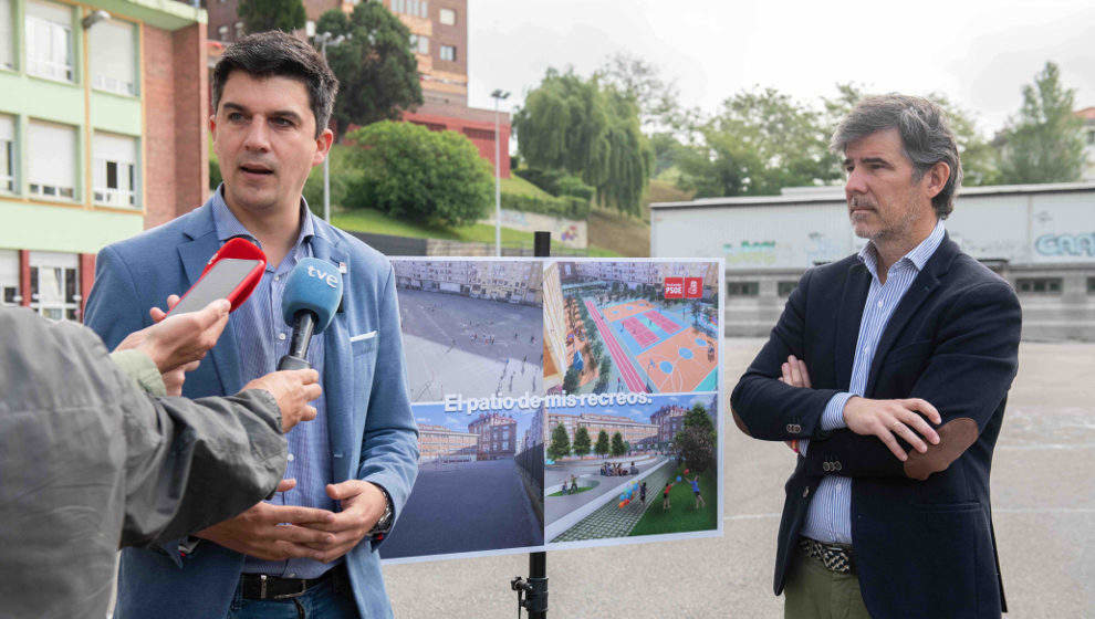 El portavoz del PSOE de Santander, Daniel Fernández, en el patio de un colegio