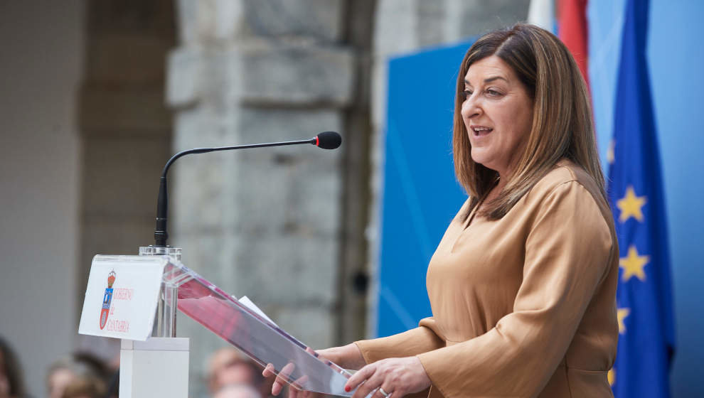 La presidenta de Cantabria, María José Sáenz de Buruaga, en el Parlamento