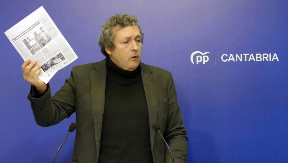 El diputado del PP y senador autonómico, Íñigo Fernández, en rueda de prensa