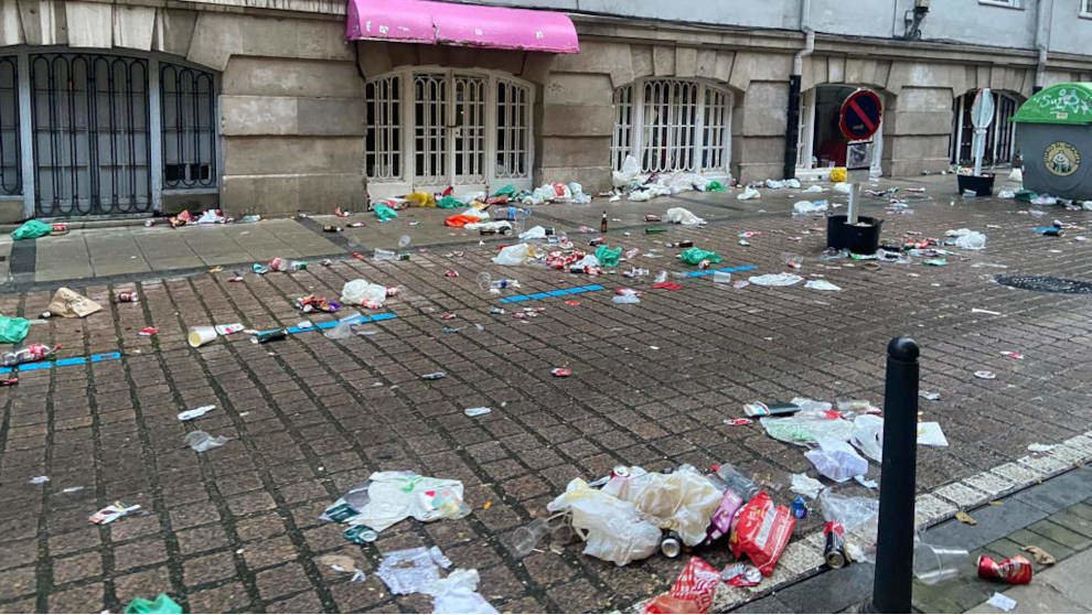 Basura tras la previa al partido Racing-Oviedo