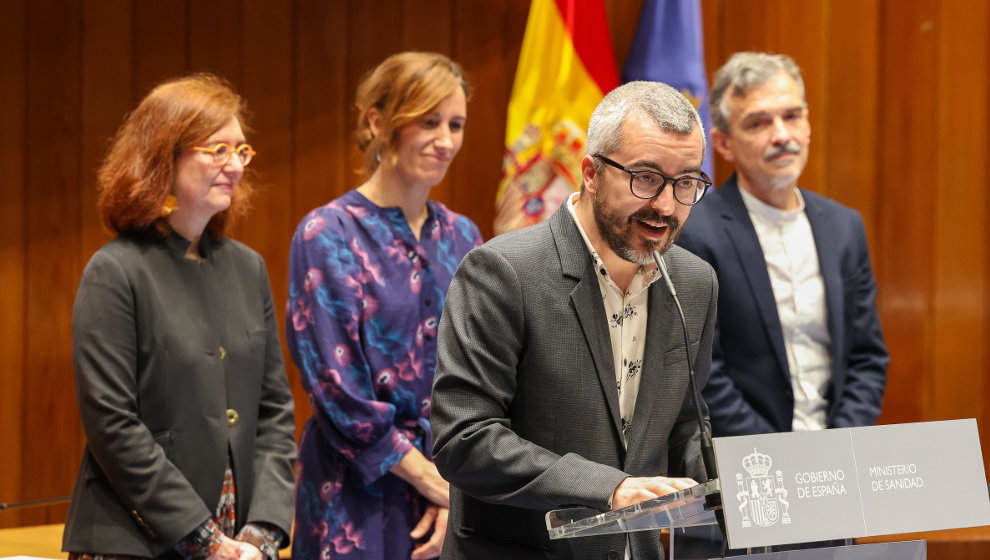 El Secretario de Estado de Sanidad, Javier Padilla (2d), interviene en el acto de su presentación junto a la ministra de Sanidad, Mónica García (2i)