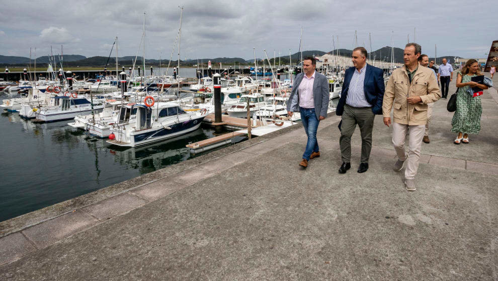 El consejero de Fomento, Ordenación del Territorio y Medio Ambiente, Roberto Media, visita el Puerto de Santoña junto al alcalde, Jesús Gullart