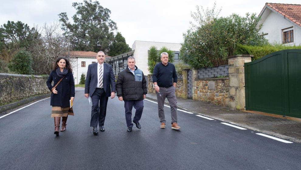 El consejero de Fomento, Ordenación del Territorio y Medio Ambiente, Roberto Media, realiza una visita institucional a Liendo