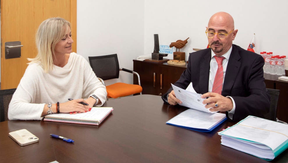 La alcaldesa de Castro Urdiales, Susana Herrán, y el consejero de Salud, César Pascual