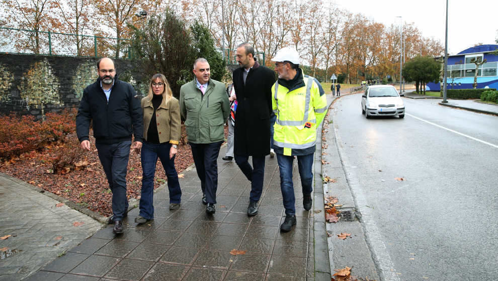 El consejero de Fomento. Ordenación del Territorio y Medio Ambiente, Roberto Media, asiste al inicio de las obras de la vía auxiliar del soterramiento de Torrelavega