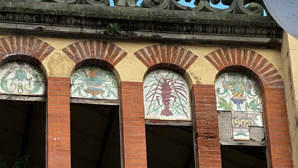 Desprendimiento de los azulejos del mercado de Laredo