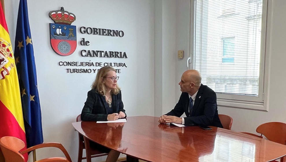 12.00.- Despacho de la consejera
La consejera de Cultura, Turismo y Deporte, Eva Guillermina Fernández, recibe al alcalde de Los Corrales de Buelna.