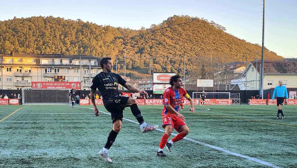 Durante el partido | Foto: CD Laredo