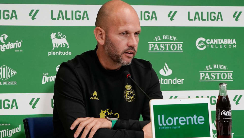 El entrenador del Racing, José Alberto, durante la rueda de prensa