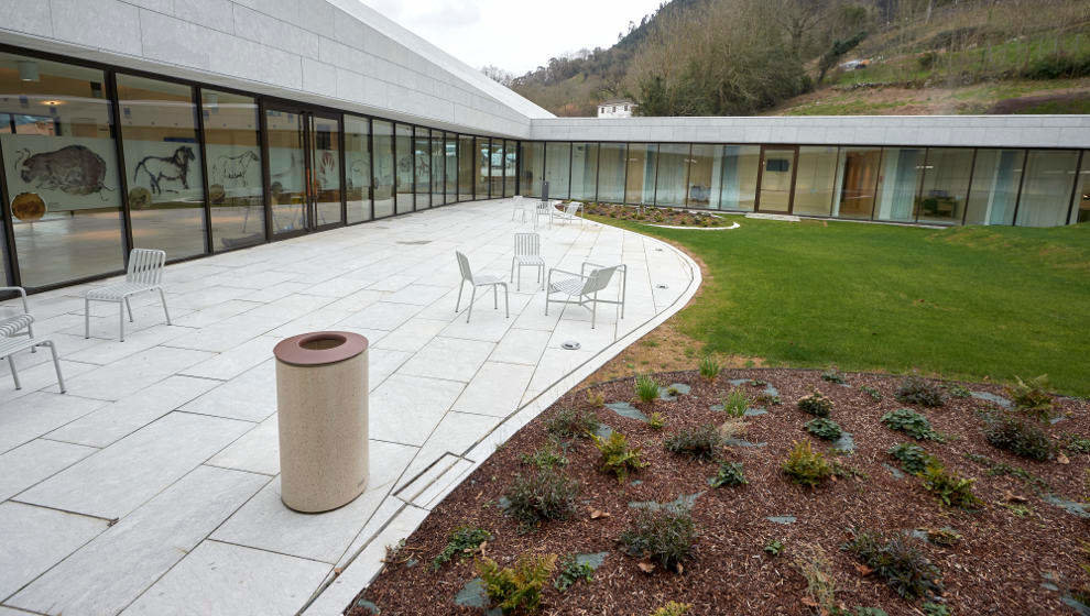 Vista por fuera del Centro de Arte Rupestre de Cantabria