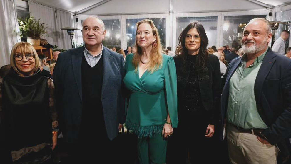 El diputado nacional de Vox por Cantabria, Emilio del Valle, entre las diputadas Natividad Pérez y Leticia Díaz, durante la cena de Navidad del partido | Foto: Facebook Grupo Parlamentario Vox