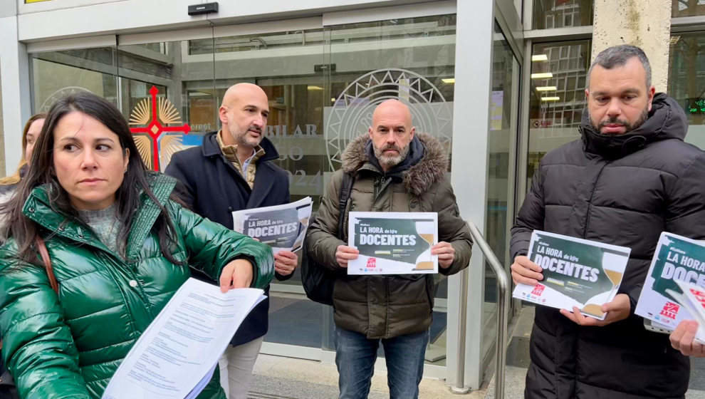 La Junta de Personal Docente no Universitario de Cantabria entrega en la Consejería de Educación las cartas de apoyo de los claustros de centros públicos a la campaña de reivindicación de adecuación retributiva y horaria #EsAhor