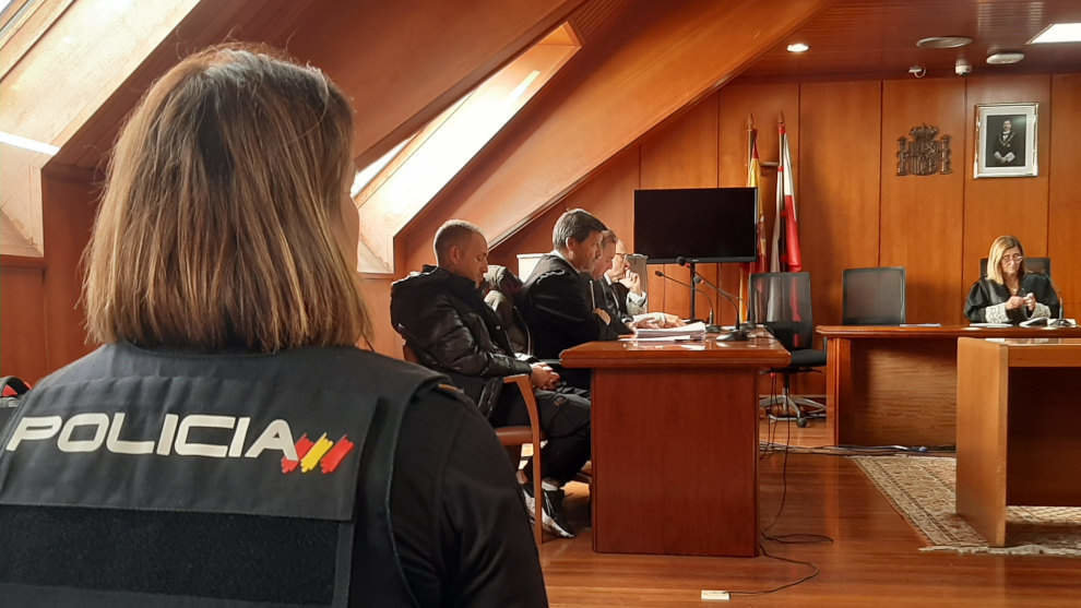 El hombre condenado por asesinar a su casera en la calle Marqués de la Hermida de Santander, en el juicio contra él, en la Audiencia Provincial de Cantabria