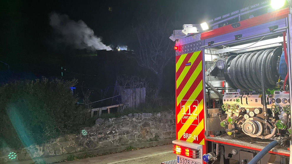 Bomberos sofocan de madrugada un incendio en un pajar en Cabezón de Liébana