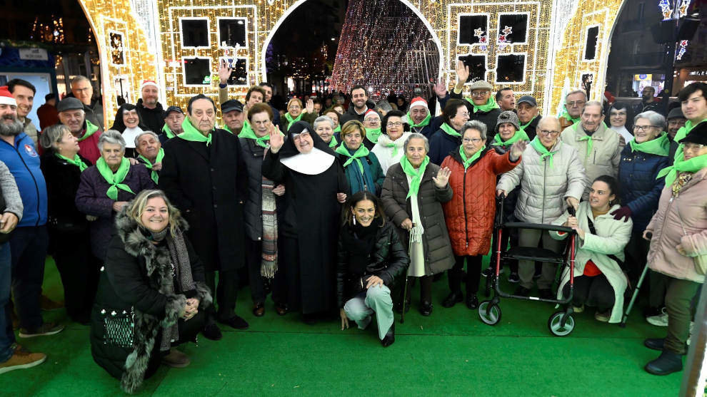 Mayores de las residencias de Santander dan un paseo en taxi para ver las luces y el ambiente navideño de la ciudad