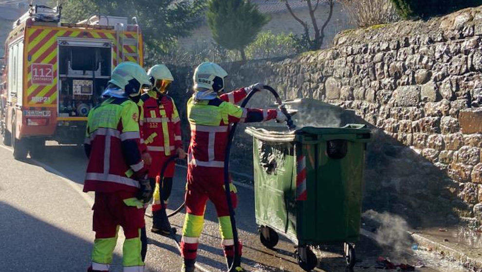 Los bomberos sofocan un incendio en un contenedor