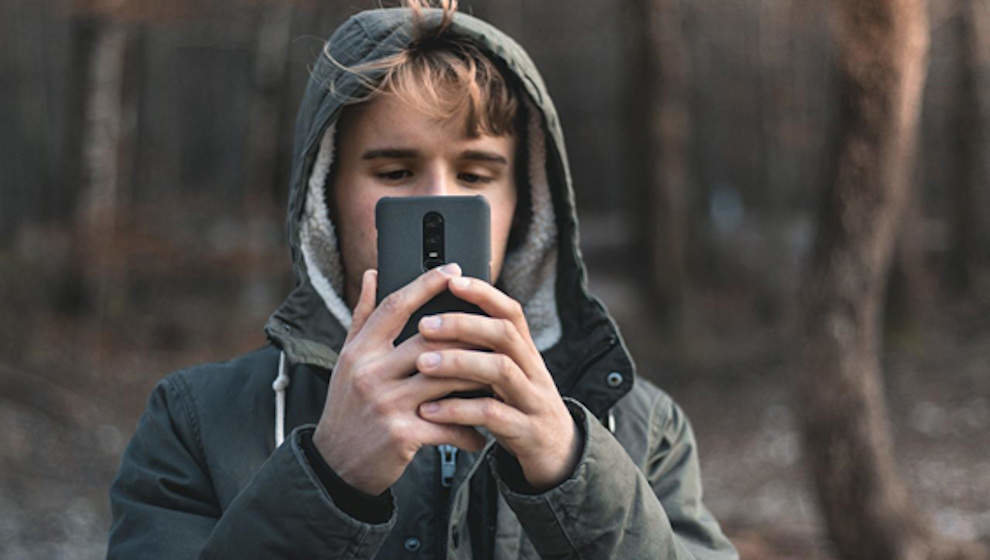 Un joven con su teléfono móvil