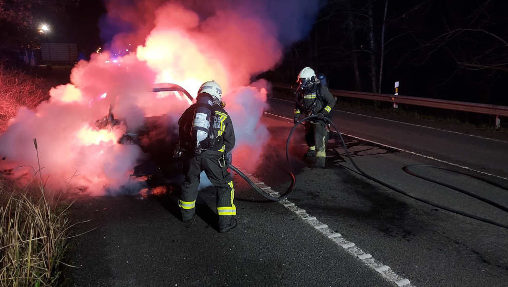 Bomberos sofocan un vehículo que quedó calcinado en la carretera N-634  