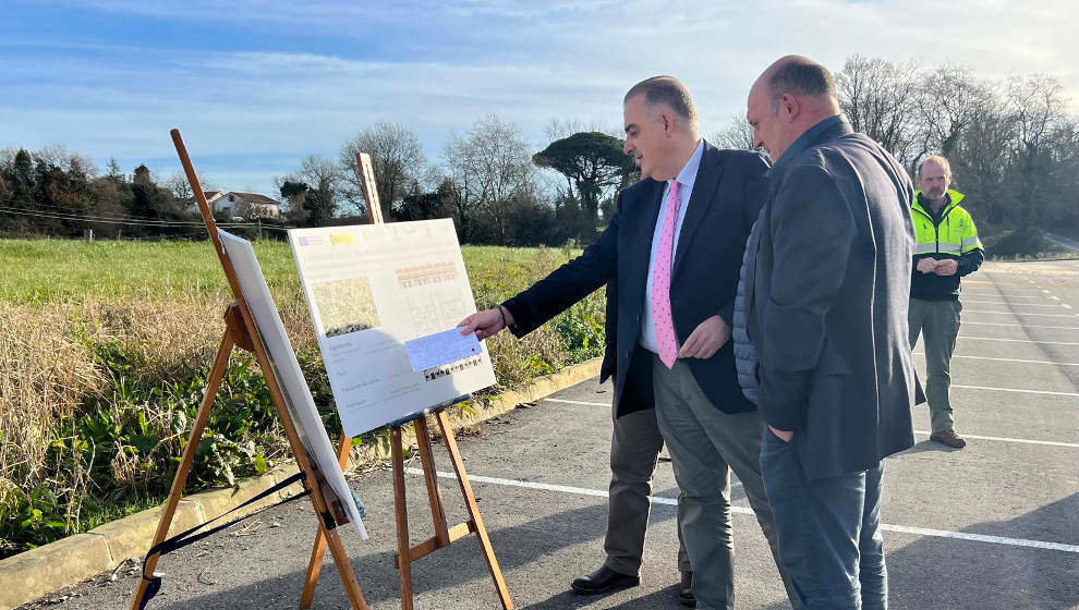 El consejero de Fomento, Roberto Media, y el alcalde de Santillana del Mar, junto a la parcela donde se ubicarán las viviendas de alquiler asequible