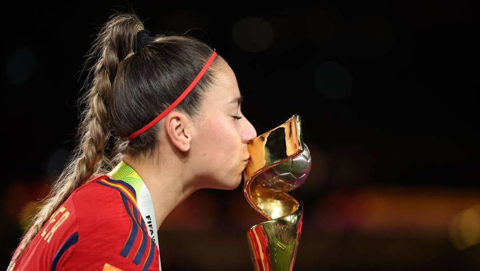 Athenea del Castillo besa la Copa del Mundo