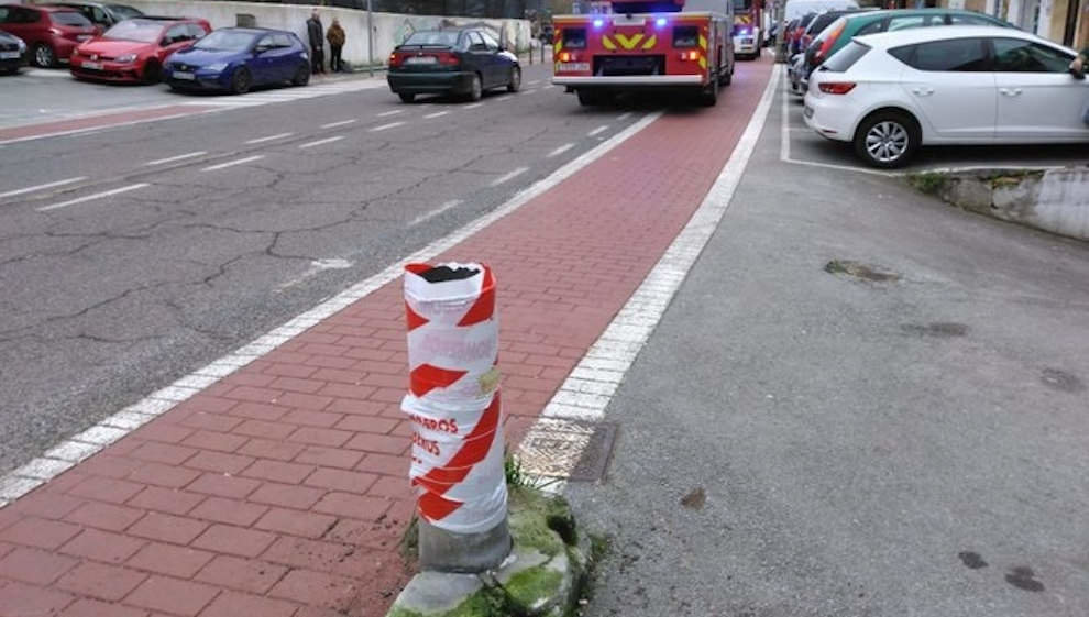 Bomberos retiran una farola con riesgo de caída en Beranga