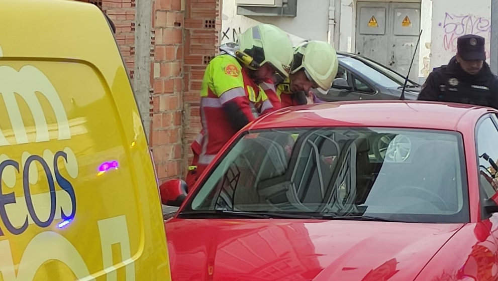 Un instante del rescate de los dos menores atrapados en un coche en Reinosa | Foto: 112 Cantabria