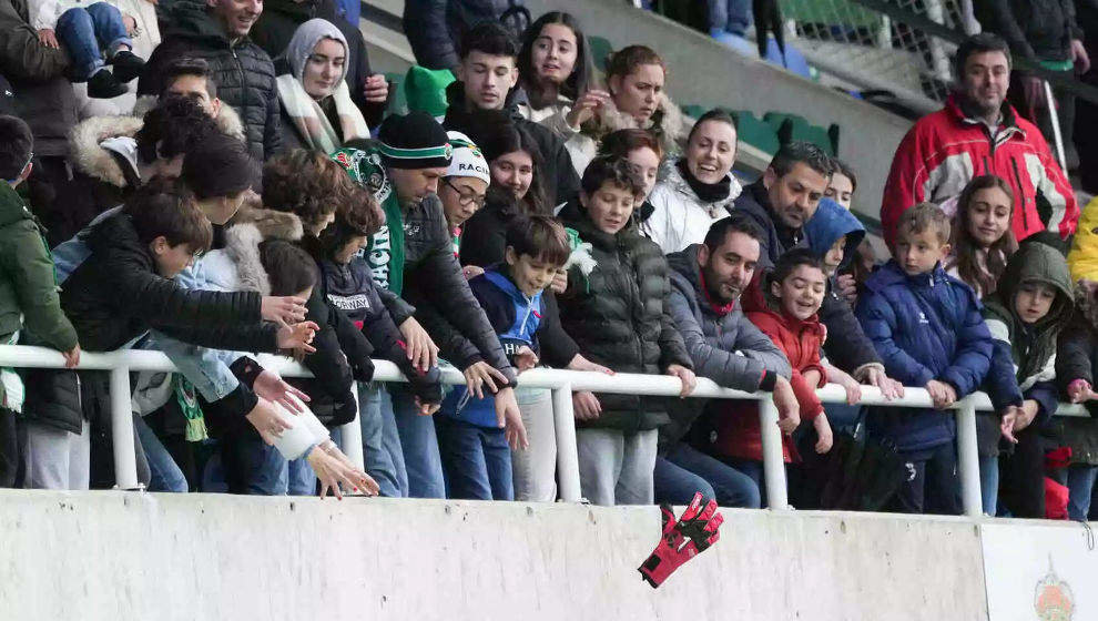 Aficionados del Racing durante el entrenamiento abierto en los Campos de Sport