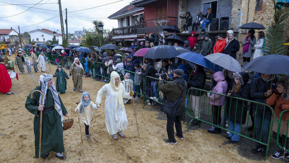 El consejero de Fomento, Ordenación del Territorio y Medio Ambiente, Roberto Media, asiste a la celebración de la Cabalgata de Reyes y Auto Sacramental de la epifanía