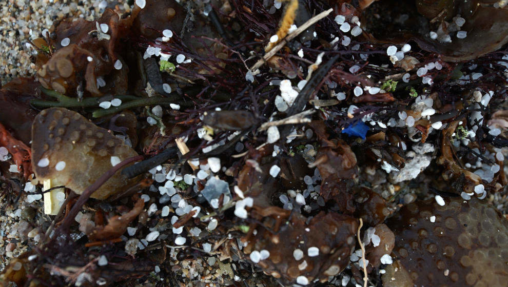 Pellets de plástico en una playa