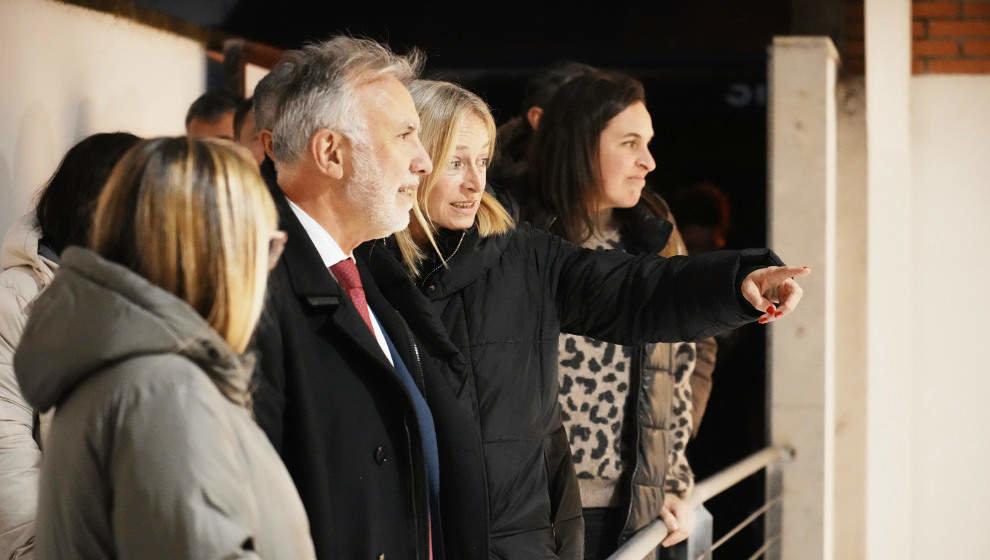 El ministro de Política Territorial, Ángel Víctor Torres (2i), visita las obras del yacimiento Flavióbriga junto a la alcaldesa de Castro Urdiales, Susana Herrán (2d)