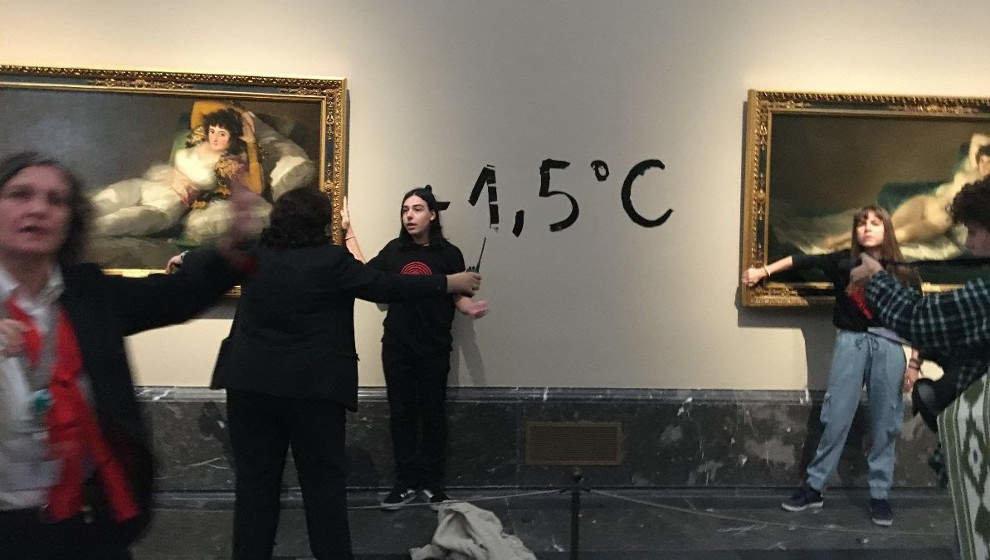 Activistas ecológicas se pegan al marco de los cuadros de 'Las Majas' de Goya en el Museo del Prado