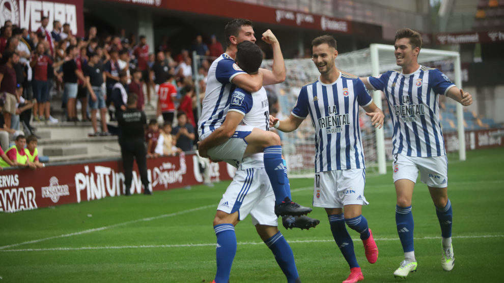 Jugadores de la RS Ginmástica celebrando un gol