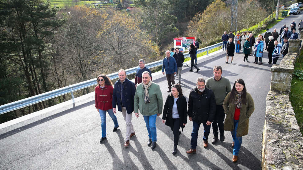 El consejero de Fomento, Roberto Media, visita los trabajos de mejora de la carretera de Esponzués