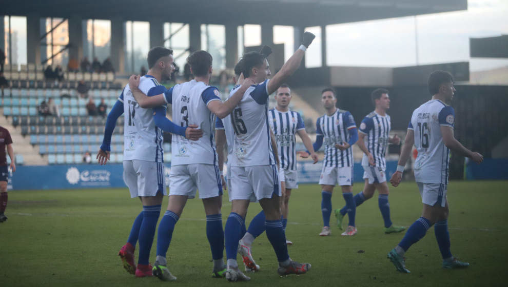 Los jugadores de la Gimnástica celebran el tanto de Chus Ruiz | Foto: Néstor Revuelta