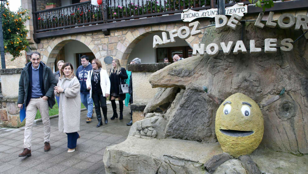 La presidenta y el alcalde, en el exterior de la sede del Ayuntamiento de Alfoz de Lloredo, tras la firma del convenio