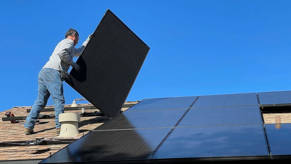 Un operario instalando un panel solar