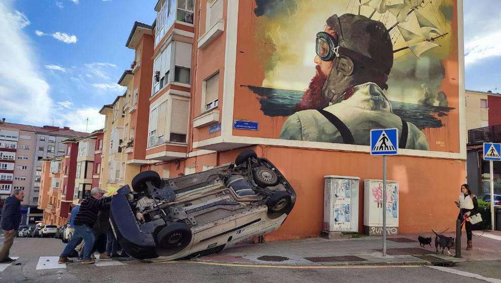 Los vecinos tratan de mover el vhículo implicado en el accidente | Foto: O.B.