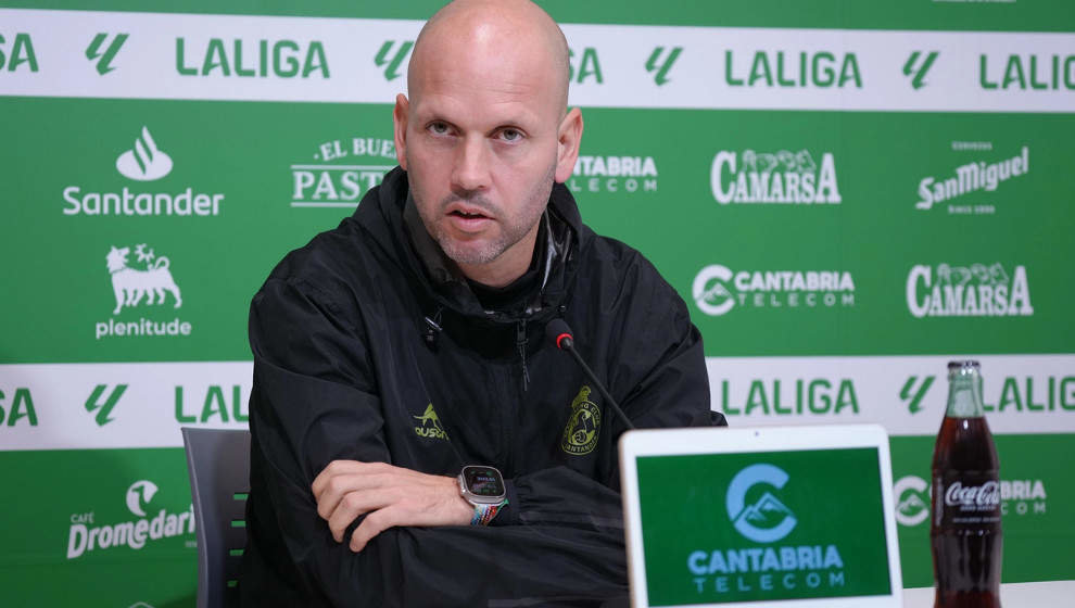 El entrenador del Racing, José Alberto, durante la rueda de prensa