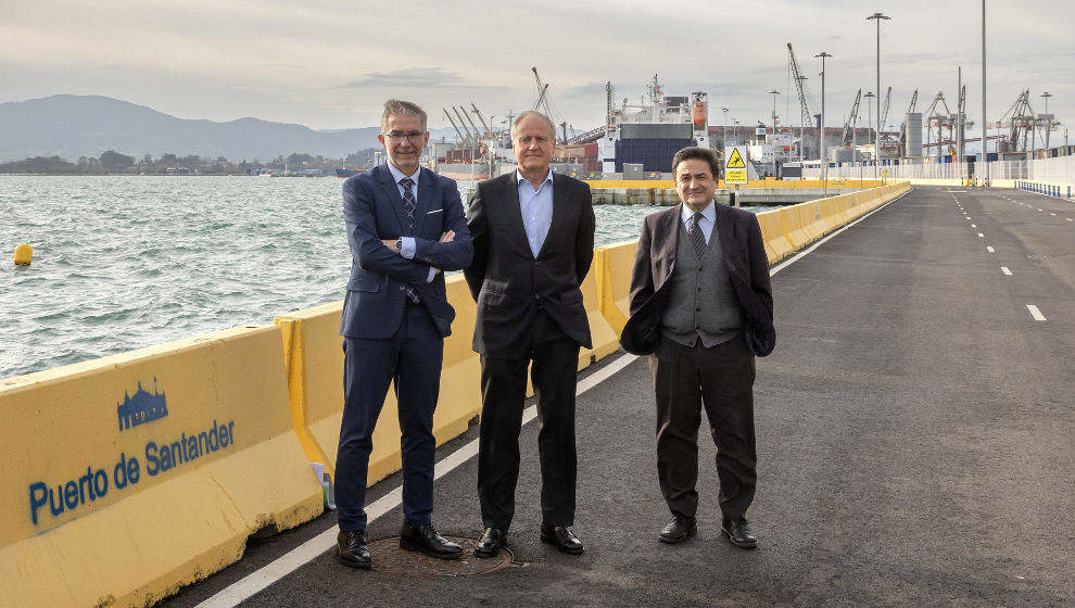 El presidente de la Autoridad Portuaria de Santander (APS), César Díaz, el vicepresidente del Puerto y consejero de Industria, Eduardo Arasti, y el director de la APS, Santiago Díaz