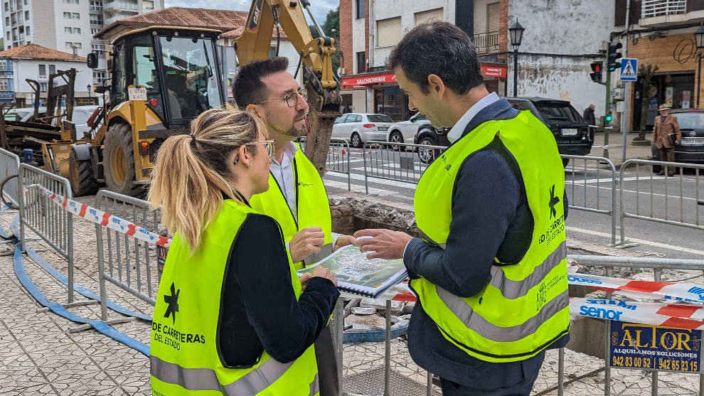 La delegada del Gobierno en Cantabria, Eugenia Gómez de Diego, y el alcalde de Colindres, Javier Incera, visitan las obras de "humanización" de la N-629 y N-634