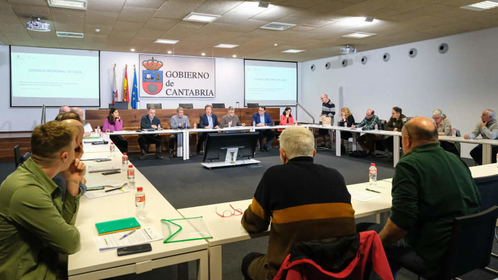 El consejero de Desarrollo Rural, Pablo Palencia, preside el Consejo Regional de Caza