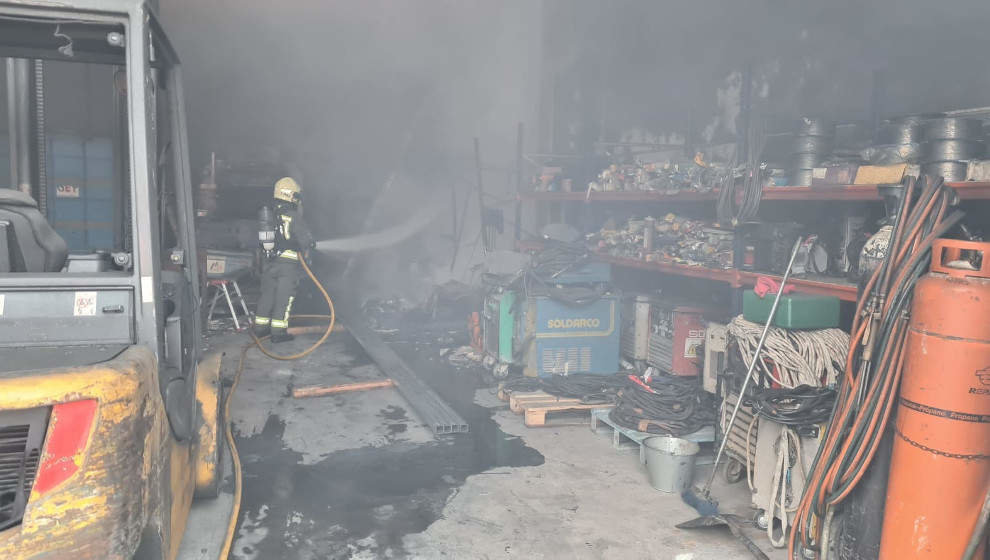 Incendio en la nave industrial de Ramales de la Victoria