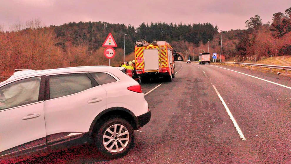 Colisión por alcance entre un turismo y un camión en la A-8