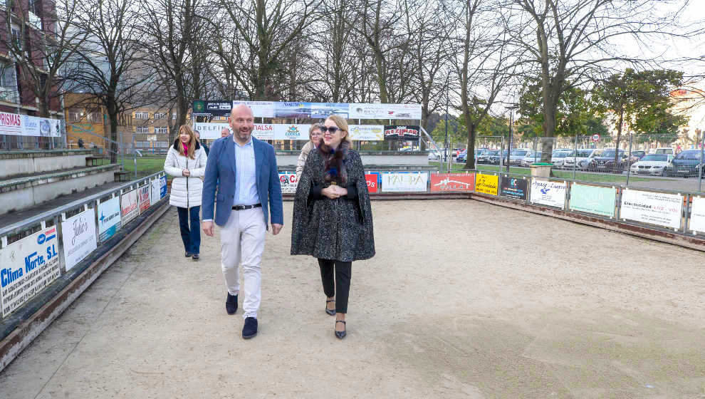 La consejera de Cultura, Turismo y Deporte, Eva Guillermina Fernández, visita la bolera El Corro junto con el alcalde de Laredo, Miguel González