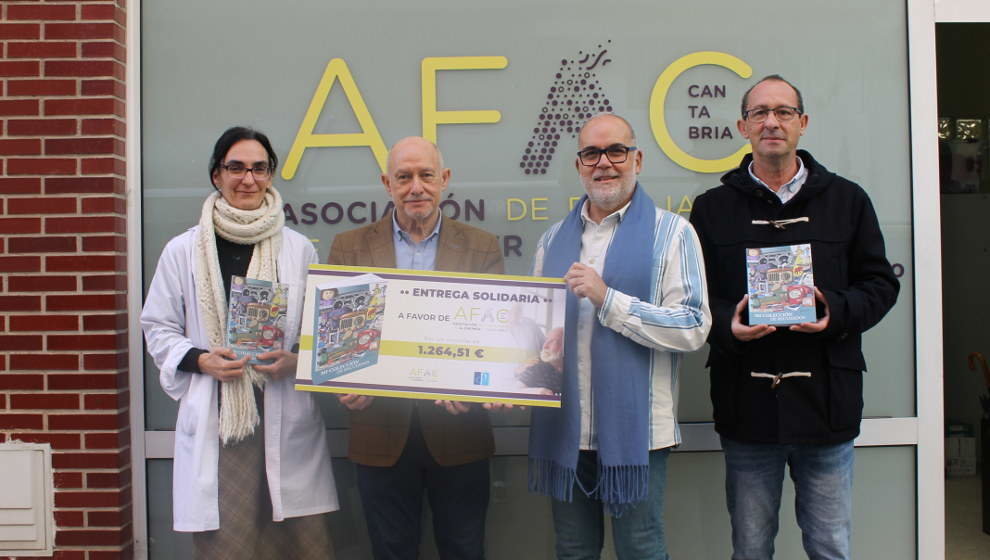 La vicepresidenta de AFAC, Mónica Pérez; el editor del libro, Luis Barquín; el presidente de la Asociación, Luis Saiz; y el autor de 'Mi colección de recuerdos', Paco Pis, durante la entrega solidaria